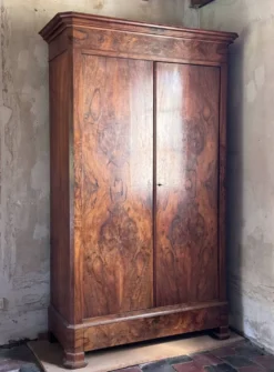 Armoire ancienne Louis-Philippe en loupe de noyer