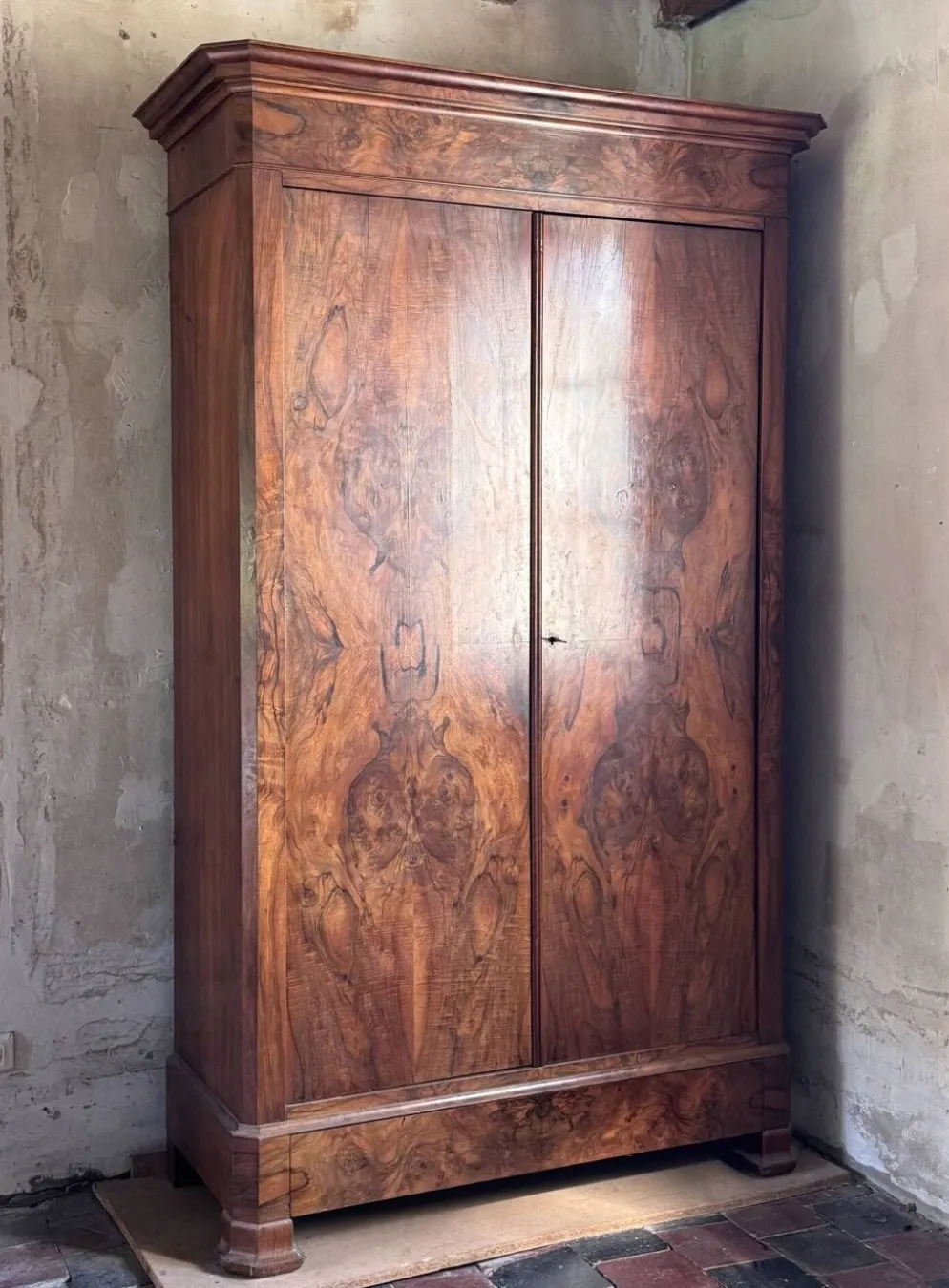 Armoire ancienne Louis-Philippe en loupe de noyer