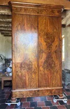 Armoire ancienne Louis-Philippe en loupe de noyer