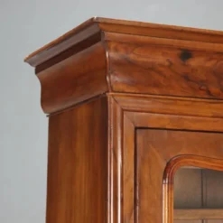 Armoire ancienne Louis-Philippe en noyer et verre, France, XIXe siècle