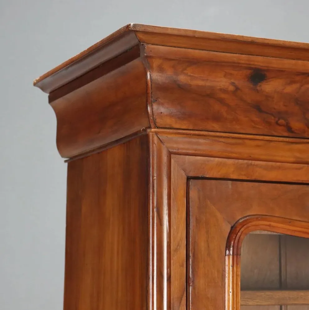 Armoire ancienne Louis-Philippe en noyer et verre, France, XIXe siècle
