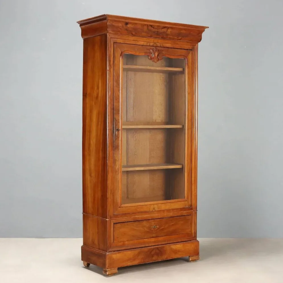 Armoire ancienne Louis-Philippe en noyer et verre, France, XIXe siècle