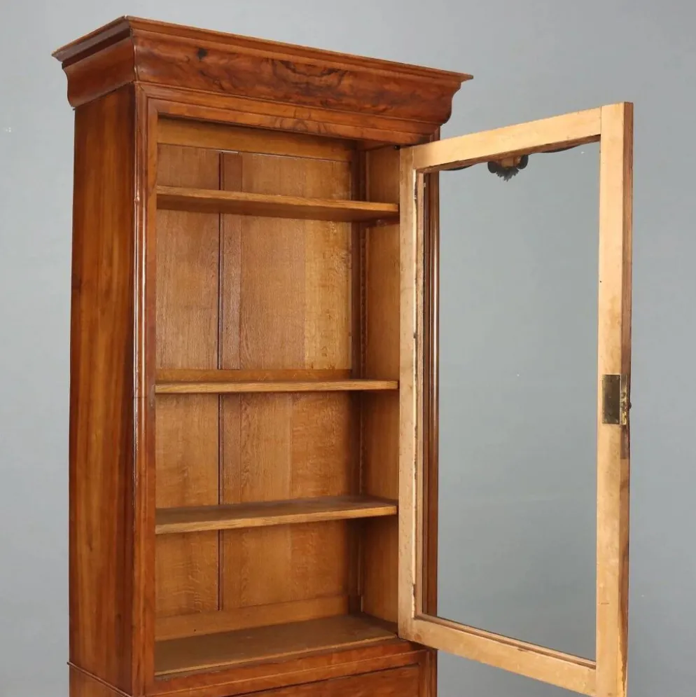 Armoire ancienne Louis-Philippe en noyer et verre, France, XIXe siècle