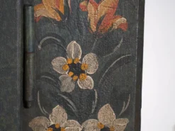 Armoire ancienne peinte en bois de pin – Empire Austro-hongrois, Année 1835