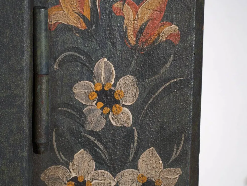 Armoire ancienne peinte en bois de pin – Empire Austro-hongrois, Année 1835
