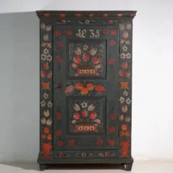 Armoire ancienne peinte en bois de pin – Empire Austro-hongrois, Année 1835