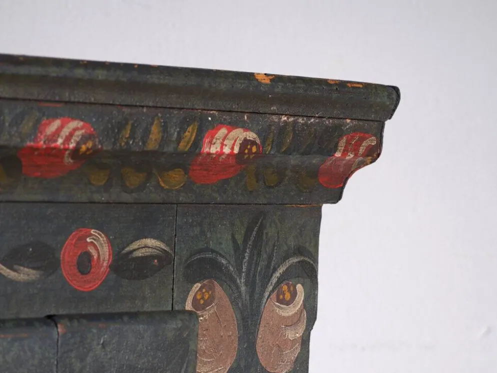 Armoire ancienne peinte en bois de pin – Empire Austro-hongrois, Année 1835