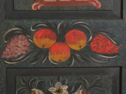 Armoire ancienne peinte en bois de pin – Empire Austro-hongrois, Année 1835