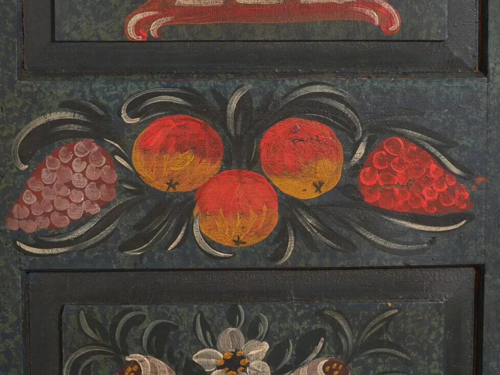 Armoire ancienne peinte en bois de pin – Empire Austro-hongrois, Année 1835