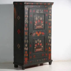 Armoire ancienne peinte en bois de pin – Empire Austro-hongrois, Année 1835