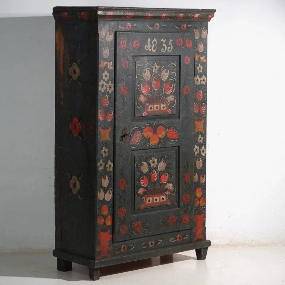 Armoire ancienne peinte en bois de pin – Empire Austro-hongrois, Année 1835