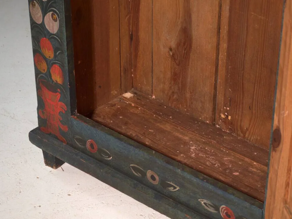 Armoire ancienne peinte en bois de pin – Empire Austro-hongrois, Année 1835