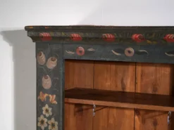 Armoire ancienne peinte en bois de pin – Empire Austro-hongrois, Année 1835