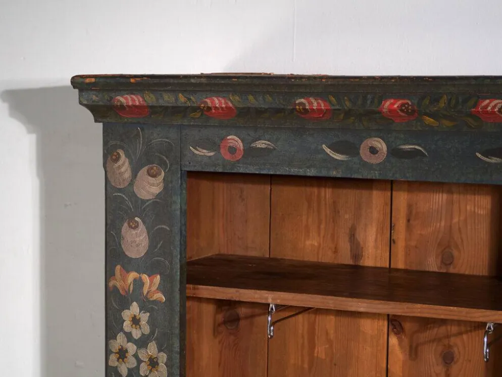 Armoire ancienne peinte en bois de pin – Empire Austro-hongrois, Année 1835