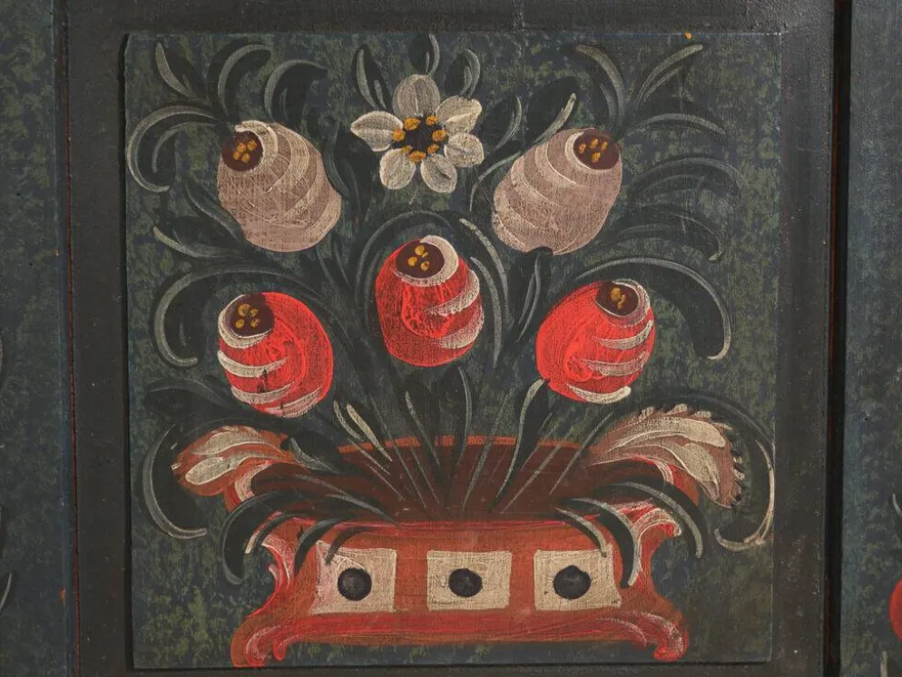 Armoire ancienne peinte en bois de pin – Empire Austro-hongrois, Année 1835