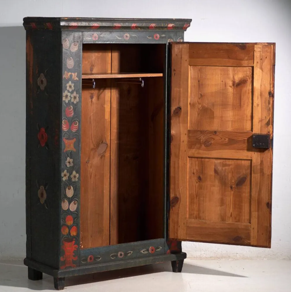 Armoire ancienne peinte en bois de pin – Empire Austro-hongrois, Année 1835