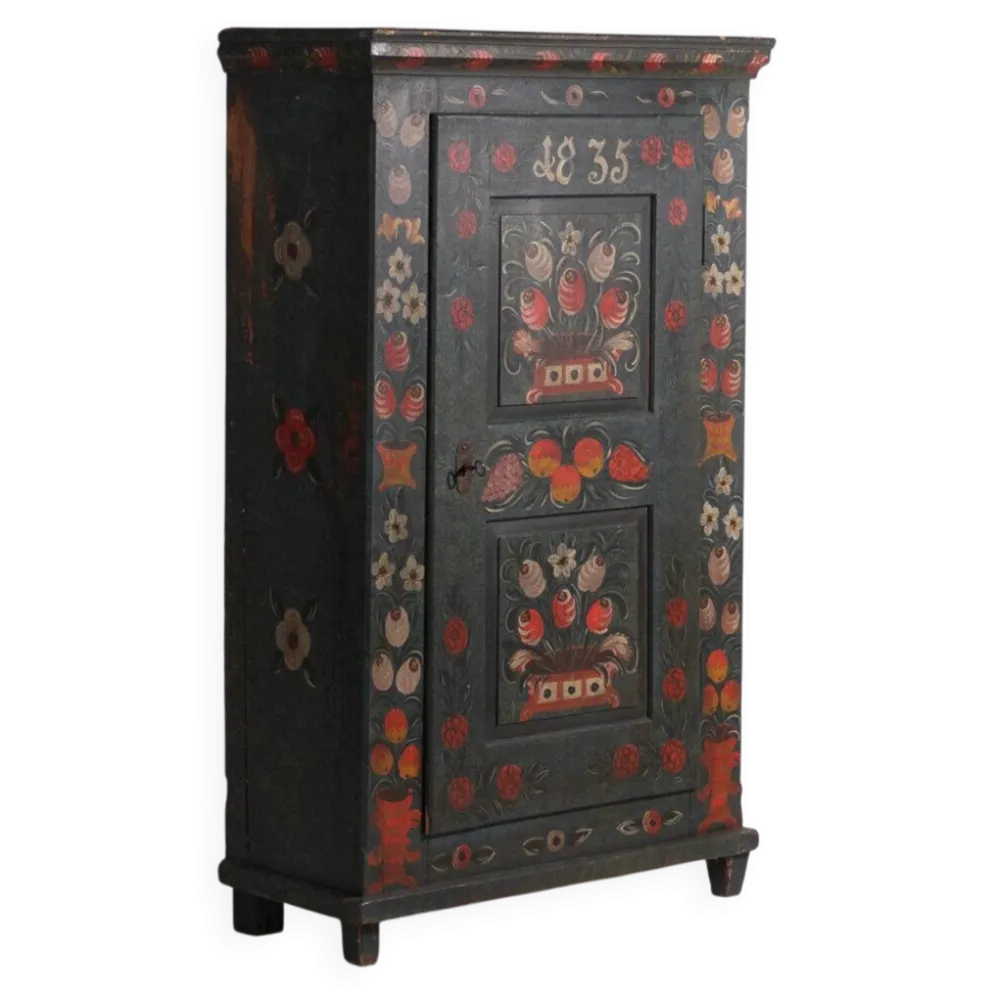 Armoire ancienne peinte en bois de pin – Empire Austro-hongrois, Année 1835