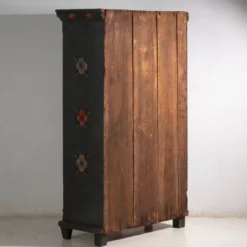 Armoire ancienne peinte en bois de pin – Empire Austro-hongrois, Année 1835