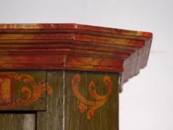 Armoire ancienne peinte en bois de pin – Austrie, 1831
