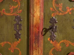 Armoire ancienne peinte en bois de pin – Austrie, 1831