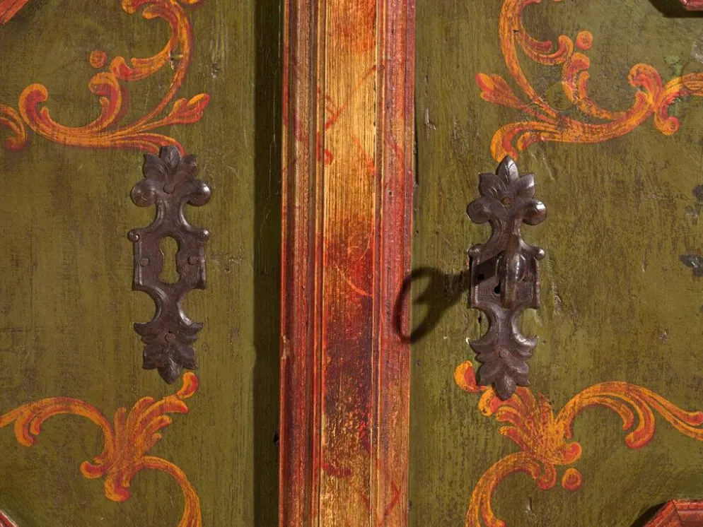 Armoire ancienne peinte en bois de pin – Austrie, 1831