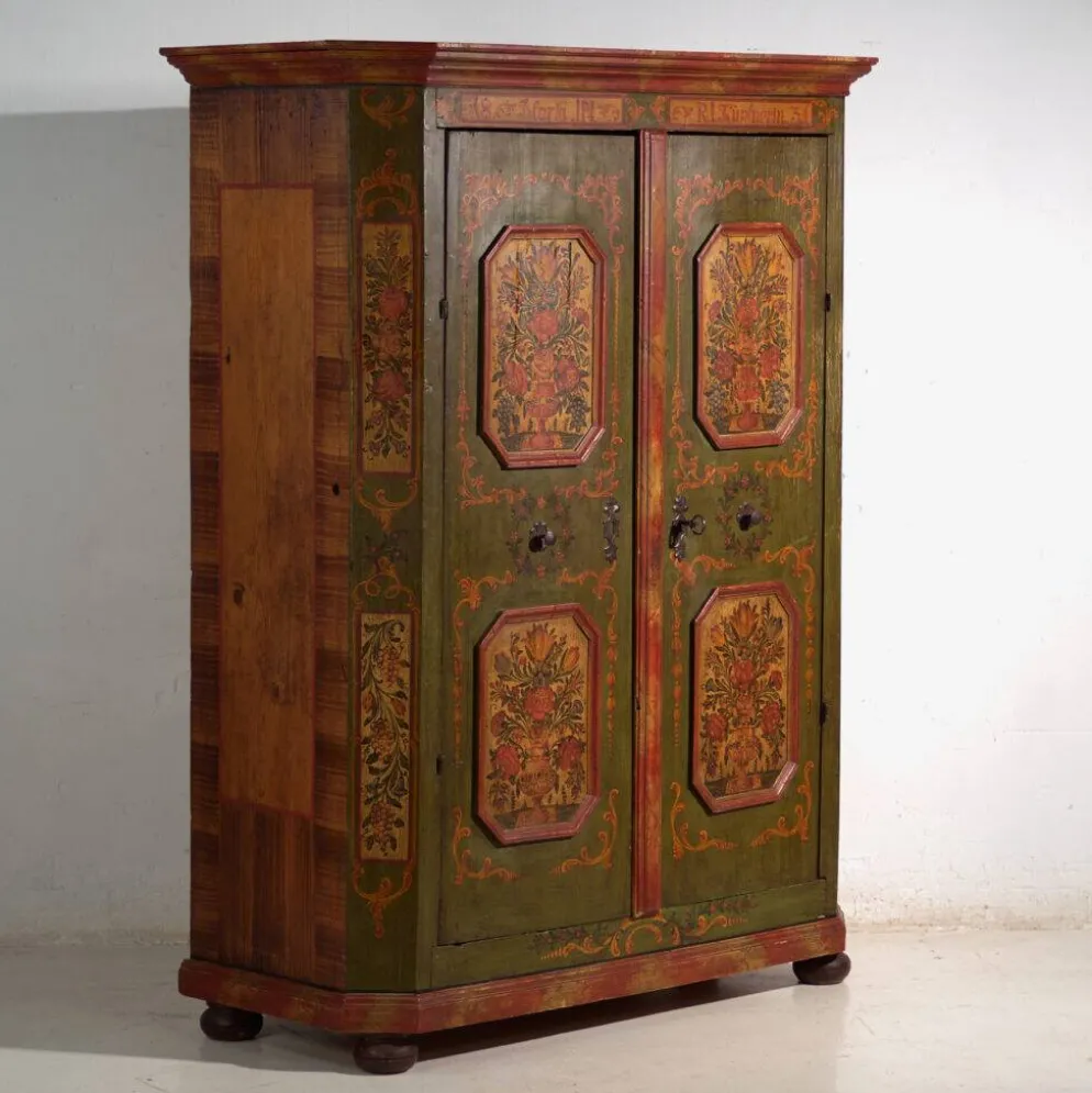 Armoire ancienne peinte en bois de pin – Austrie, 1831