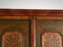 Armoire ancienne peinte en bois de pin – Austrie, 1831