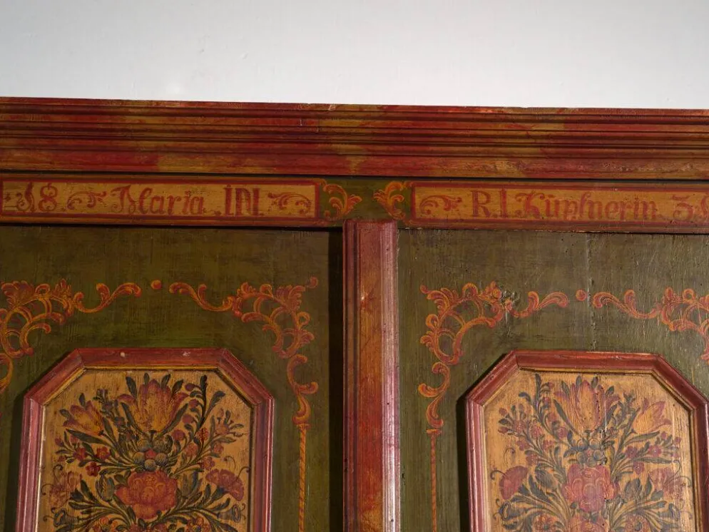 Armoire ancienne peinte en bois de pin – Austrie, 1831