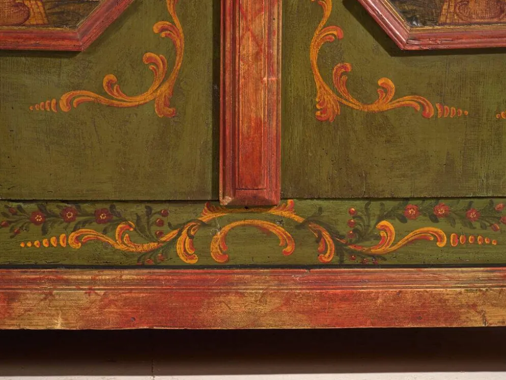 Armoire ancienne peinte en bois de pin – Austrie, 1831