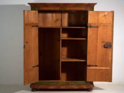 Armoire ancienne peinte en bois de pin – Austrie, 1831