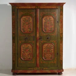 Armoire ancienne peinte en bois de pin – Austrie, 1831