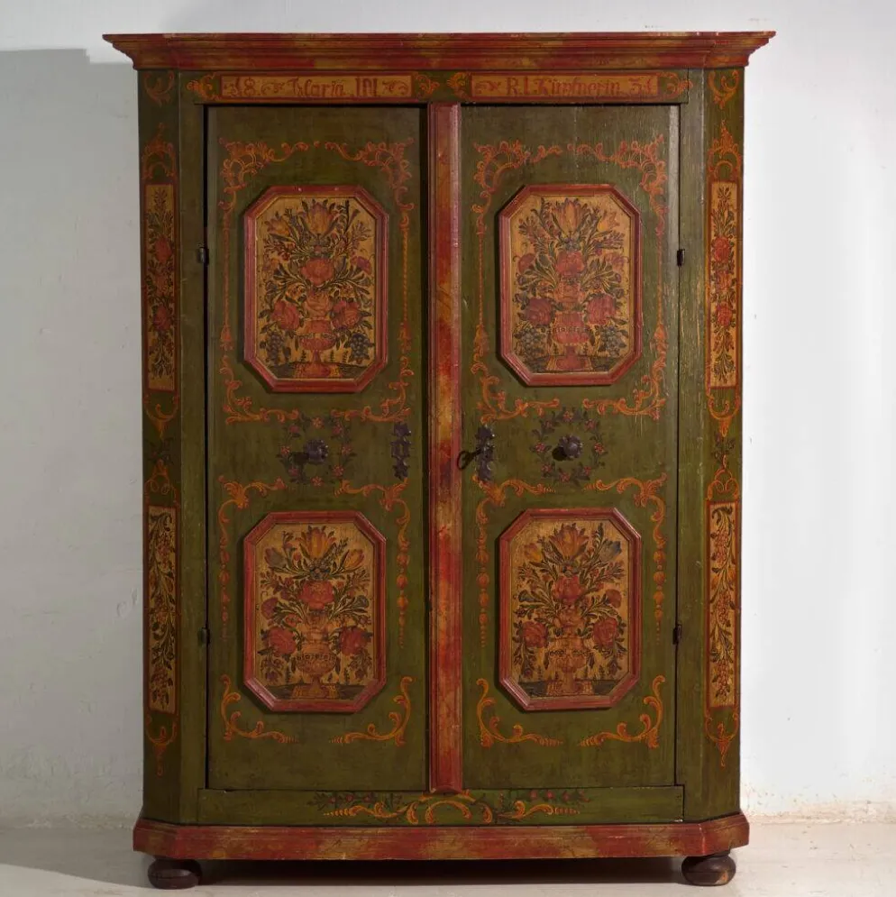 Armoire ancienne peinte en bois de pin – Austrie, 1831