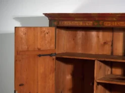 Armoire ancienne peinte en bois de pin – Austrie, 1831