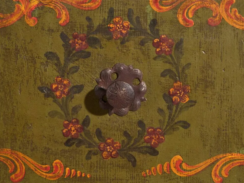 Armoire ancienne peinte en bois de pin – Austrie, 1831