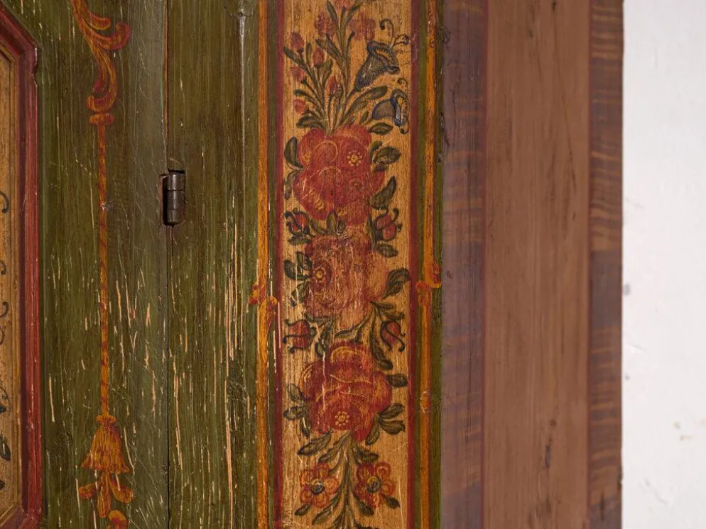 Armoire ancienne peinte en bois de pin – Austrie, 1831