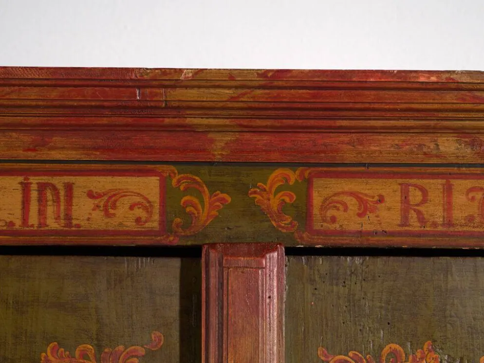 Armoire ancienne peinte en bois de pin – Austrie, 1831