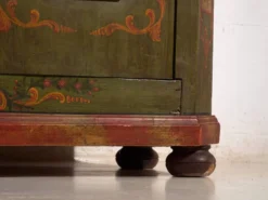 Armoire ancienne peinte en bois de pin – Austrie, 1831