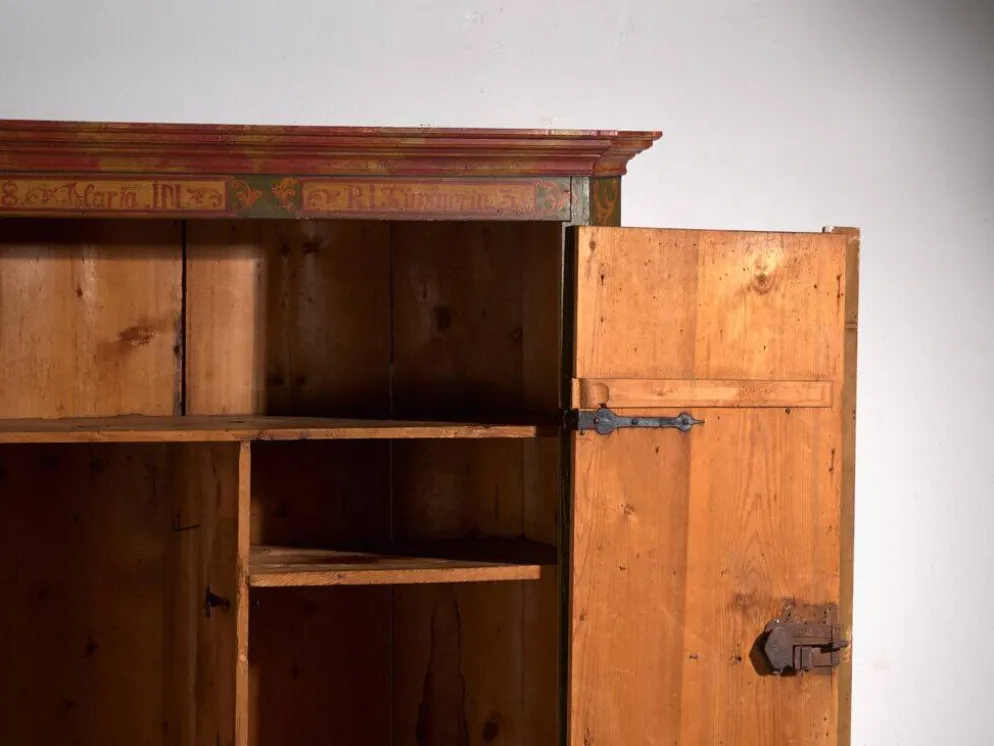 Armoire ancienne peinte en bois de pin – Austrie, 1831
