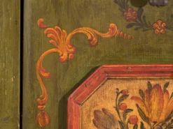 Armoire ancienne peinte en bois de pin – Austrie, 1831