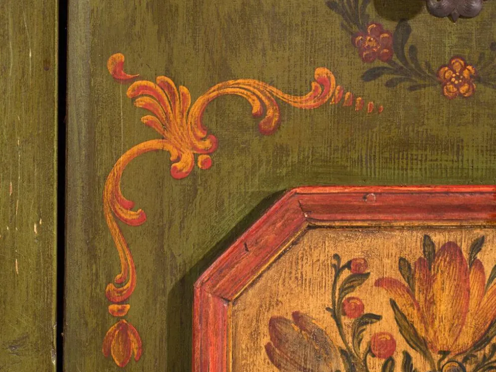 Armoire ancienne peinte en bois de pin – Austrie, 1831