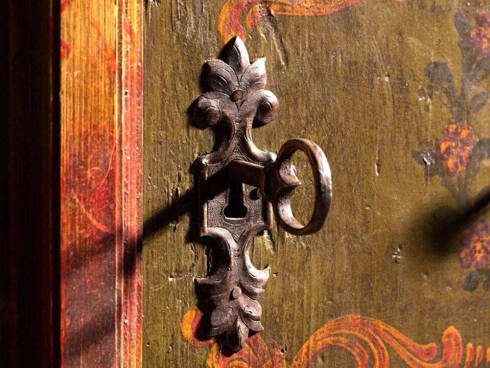 Armoire ancienne peinte en bois de pin – Austrie, 1831