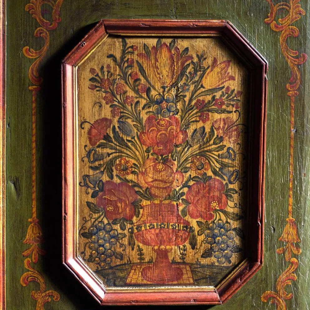 Armoire ancienne peinte en bois de pin – Austrie, 1831