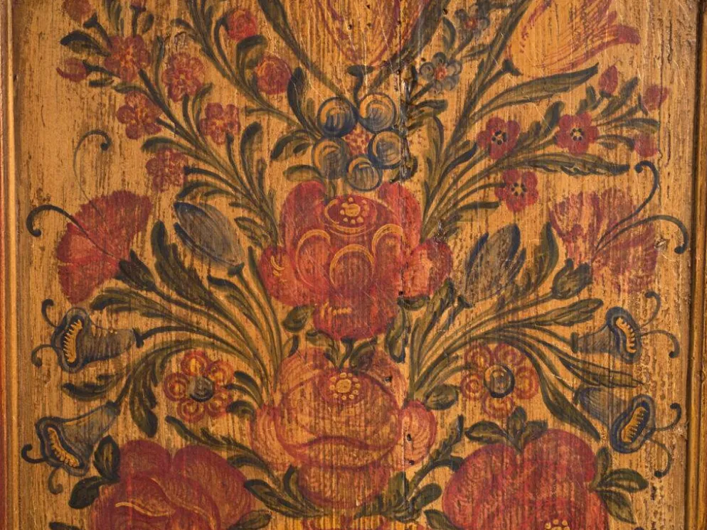 Armoire ancienne peinte en bois de pin – Austrie, 1831
