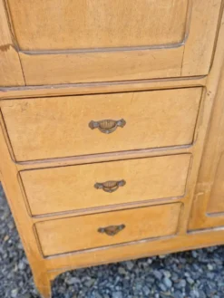 Armoire ancienne à 2 portes et 3 tiroirs