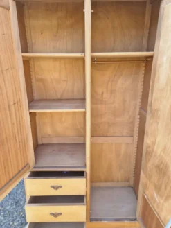 Armoire ancienne à 2 portes et 3 tiroirs