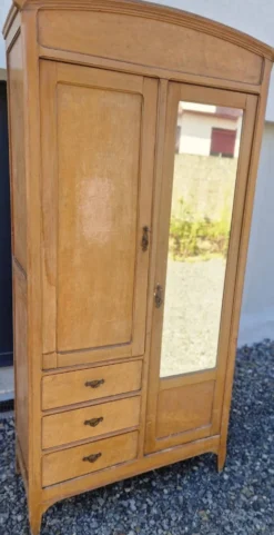 Armoire ancienne à 2 portes et 3 tiroirs
