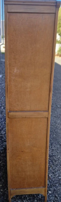 Armoire ancienne à 2 portes et 3 tiroirs