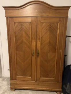 Armoire ancienne style louis XV - Fronton chapeau de gendarme
