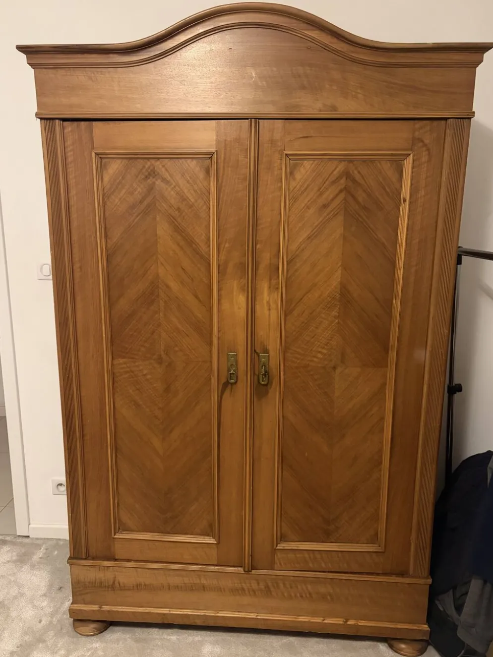Armoire ancienne style louis XV - Fronton chapeau de gendarme