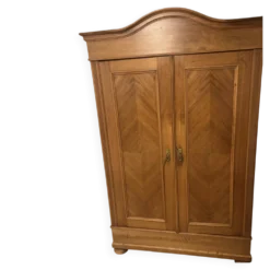 Armoire ancienne style louis XV - Fronton chapeau de gendarme